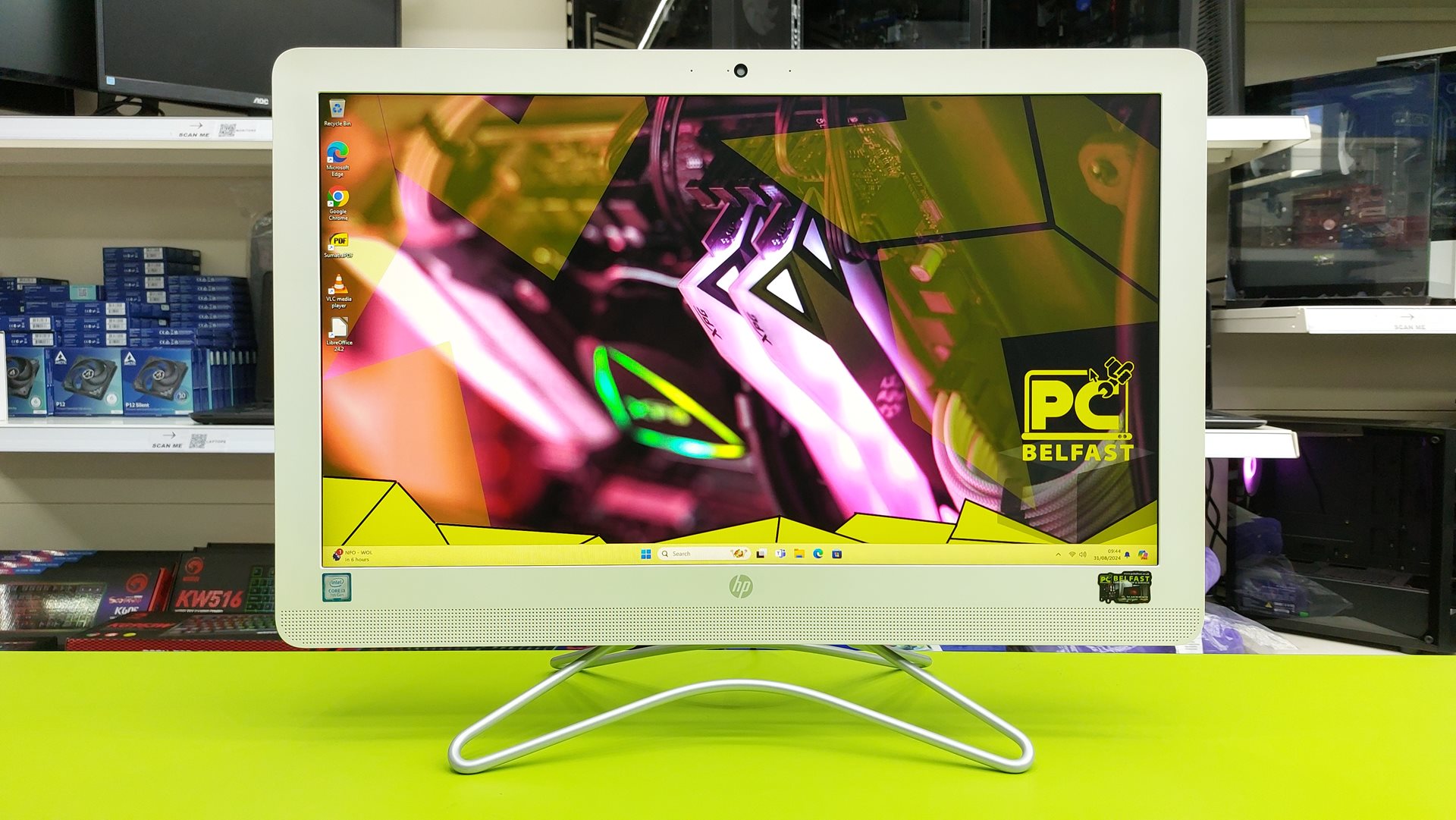 HP ALL IN ONE WHITE (2) HP All In One / Intel i3 7th Gen @ 2.80GHz / 16GB RAM / 1TB SSD / Intel HD 620 - Image 1