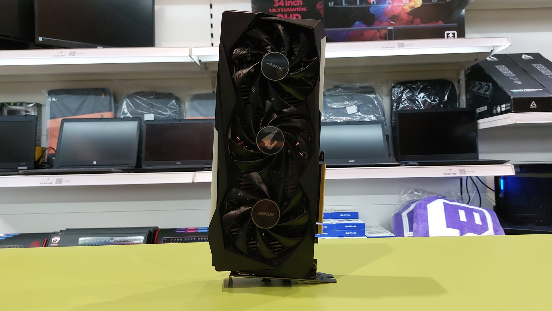 SIGABYTE 3070 AORUS MASTER (3) Used GIGABYTE RTX 3070 Aorus Master LCD Edge View Screen Rev 2.0 - Image 1