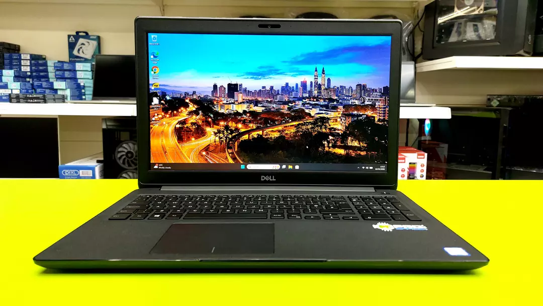 Dell Latitude 3500 (3) Refurbished Dell Latitude 3500 / Intel i3-8145U 8th Gen / 15,6 inch Full HD / 8GB RAM / 256GB SSD - Image 1
